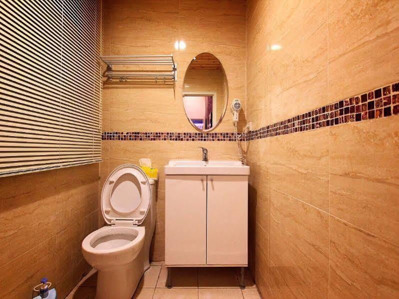 Feng Chia House Hostel Taichung Bagian luar foto