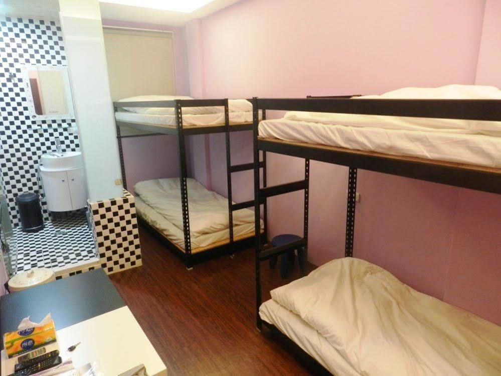 Feng Chia House Hostel Taichung Bagian luar foto