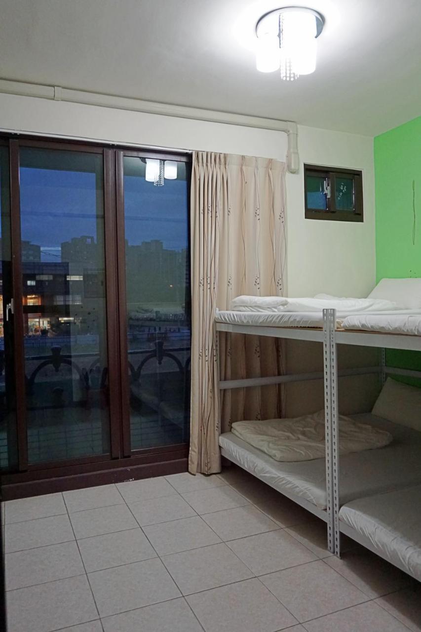 Feng Chia House Hostel Taichung Bagian luar foto